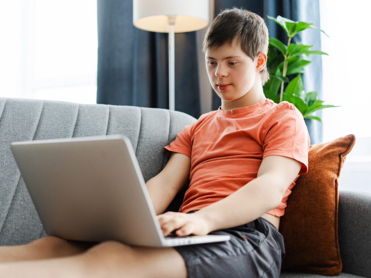 Managing Teenage Challenges Through Online Family Therapy