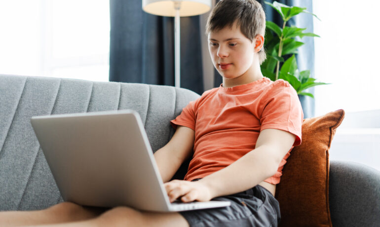 Managing Teenage Challenges Through Online Family Therapy