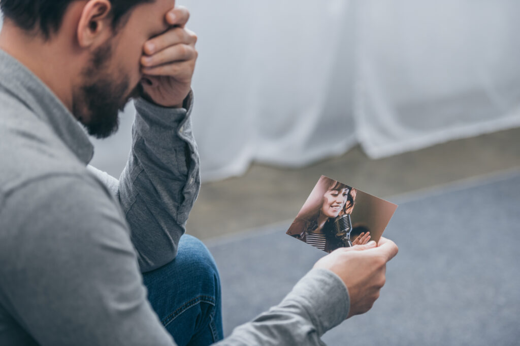 how to emotionally detach yourself from someone you love​
